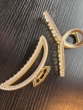 Pearl-Embellished Gold Hair Claw Set